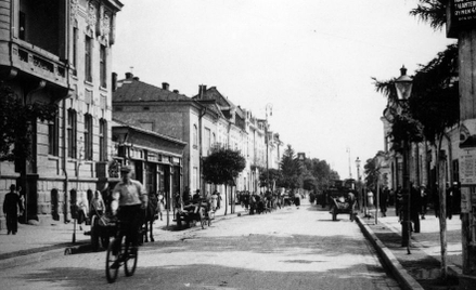 Stryj. Główna ulica miasta. Widoczny ruch uliczny.