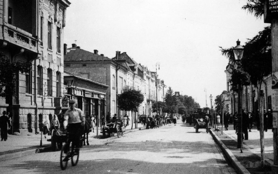 Stryj. Główna ulica miasta. Widoczny ruch uliczny.