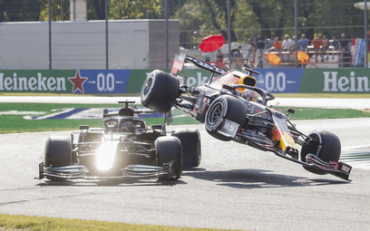 Samochody Lewisa Hamiltona (z lewej) i Maxa Verstappena (z prawej) zderzyły się na 28. okrążeniu