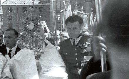 Procesja Bożego Ciała na Krakowskim Przedmieściu. Na zdjęciu: kardynał August Hlond z monstrancją i 