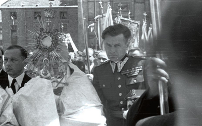 Procesja Bożego Ciała na Krakowskim Przedmieściu. Na zdjęciu: kardynał August Hlond z monstrancją i 