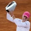 Iga Świątek z trofeum za zwycięstwo w Madrycie