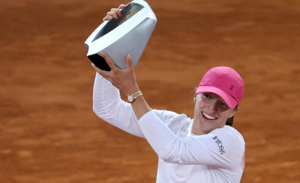 Iga Świątek z trofeum za zwycięstwo w Madrycie