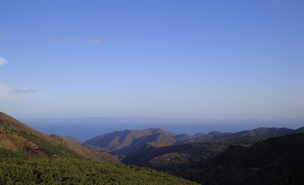 Wyspa Kunaszyr (na horyzoncie), jedna ze spornych wysp, widziana z terytorium Japonii