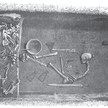 Ilustracja przedstawiająca grobowiec i jego zawartość pochodząca z XIX wieku
