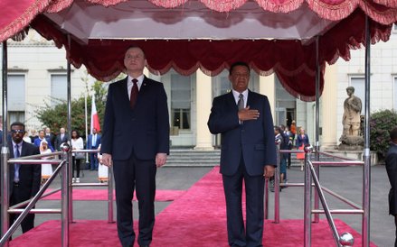 Prezydent RP Andrzej Duda(C-L) i prezydent Etiopii Mulatu Teshome Wirtu (C-P) podczas ceremonii ofic