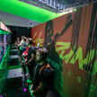 Odwiedzający grają w Cyberpunk 2077 na stoisku Microsoft Xbox podczas konwencji gier Gamescom w Kolo