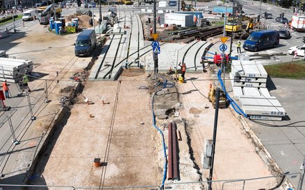 Na tym etapie prac na Placu Zawiszy widać całkowicie rozebrane torowiskoi podtorze w osi przejazdu z