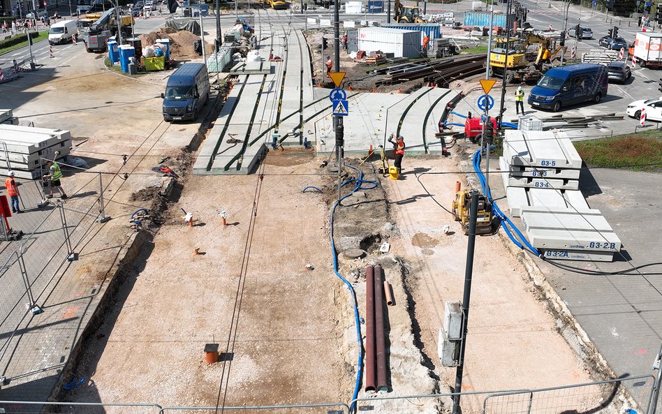 Na tym etapie prac na Placu Zawiszy widać całkowicie rozebrane torowiskoi podtorze w osi przejazdu z