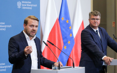 Wiceminister klimatu i środowiska Jacek Ozdoba (z lewej) i wiceminister spraw wewnętrznych Maciej Wą