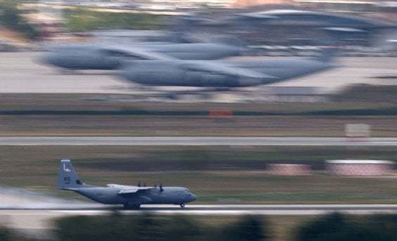 Samolot wojskowy ląduje w amerykańskiej bazie w Ramstein