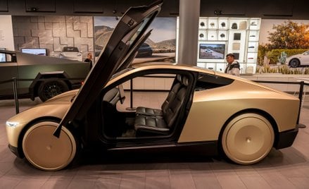 Początkowo w robotaxi Tesli nie będą jeździć wyczekiwane modele cybercab (na zdjęciu), ale przysposo