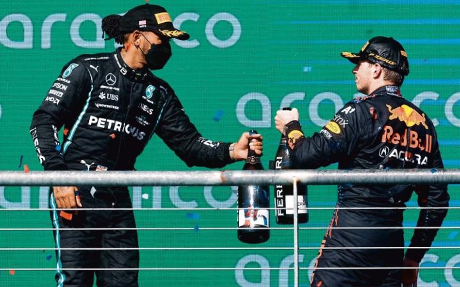 Lewis Hamilton (z lewej) i Max Verstappen na podium po Grand Prix USA w Austin