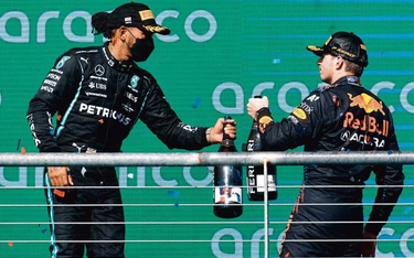 Lewis Hamilton (z lewej) i Max Verstappen na podium po Grand Prix USA w Austin