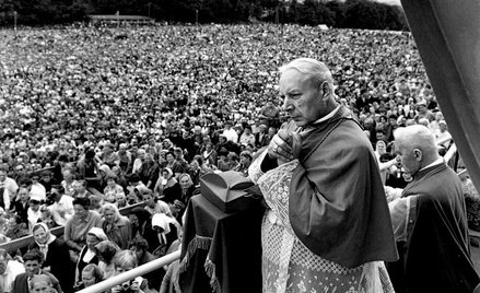 3 maja 1966 roku pod Jasną Górę przyszło pół miliona wiernych. Na kolejnych tysiąc lat powierzono na