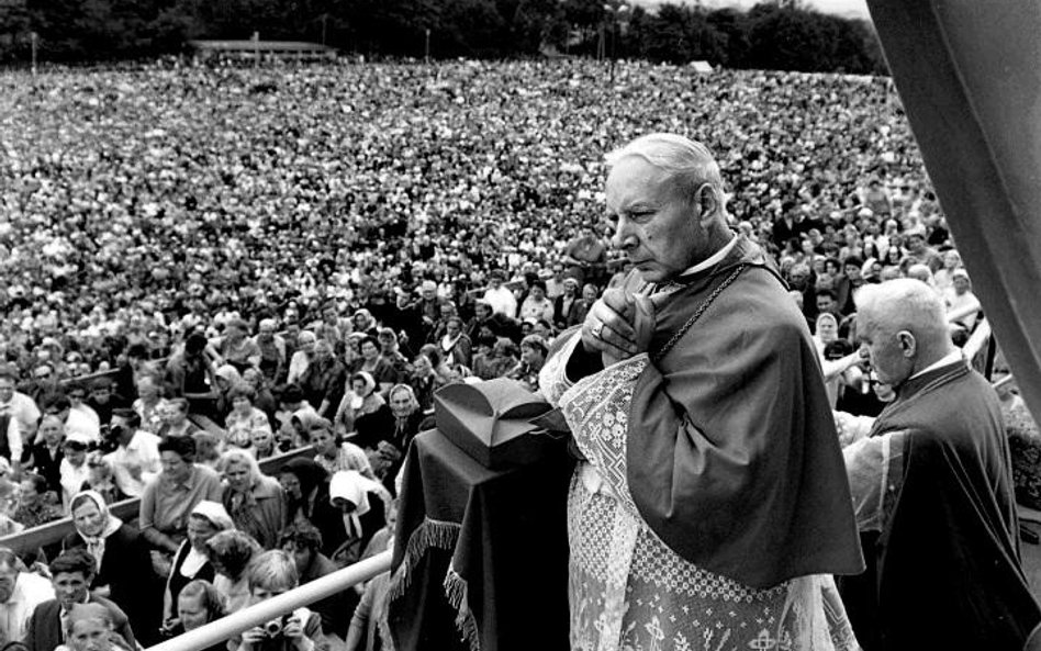 3 maja 1966 roku pod Jasną Górę przyszło pół miliona wiernych. Na kolejnych tysiąc lat powierzono na