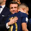 Emmanuel Macron i Kylian Mbappe po finałowym meczu mistrzostw świata w Katarze