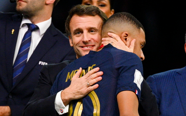 Emmanuel Macron i Kylian Mbappe po finałowym meczu mistrzostw świata w Katarze