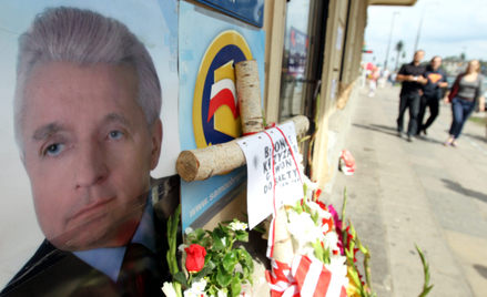 Wzorem polityka bliskiego ludzkim sprawom okazuje się nieżyjący od półtorej dekady... Andrzej Lepper