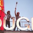 Aktywistki Femenu na dachu Moulin Rouge w Paryżu