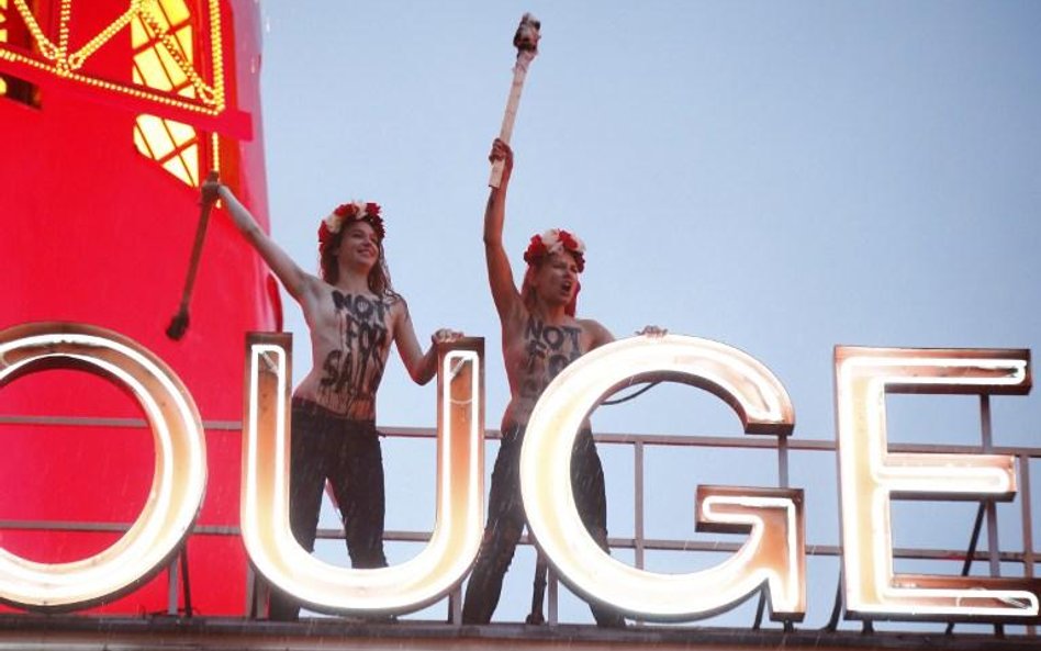 Aktywistki Femenu na dachu Moulin Rouge w Paryżu