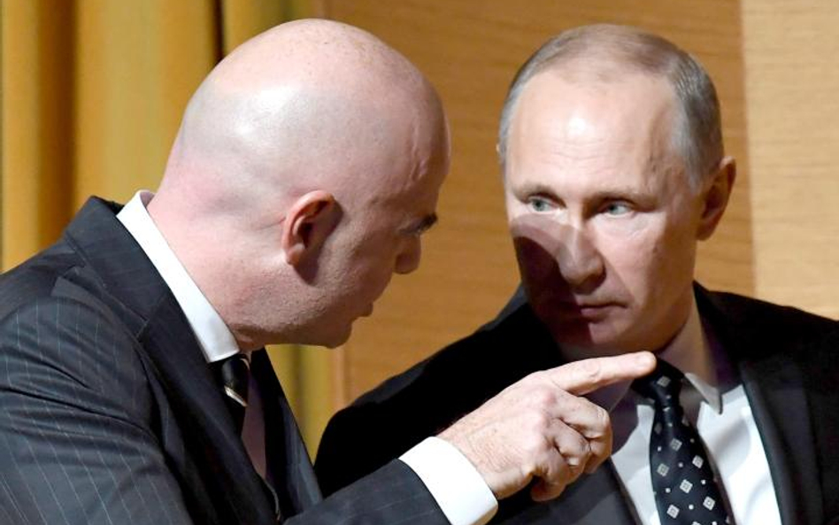 Szef FIFA Gianni Infantino i prezydent Rosji Władimir Putin podczas losowania grup mundialu w Moskwi