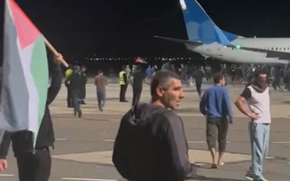 Demonstranci na płycie lotniska w Machaczkale w pobliżu samolotu, który przyleciał z Tel Awiwu