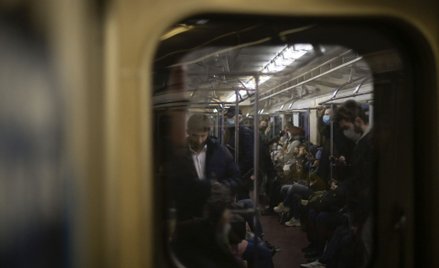 Pasażerowie metra w Moskwie