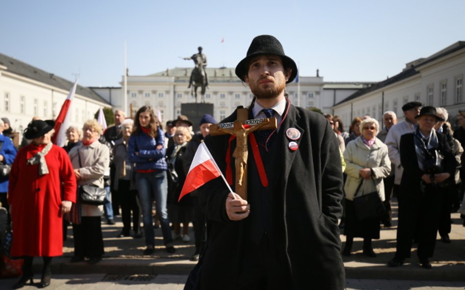 Osoby zgromadzone przed Pałacem Prezydenckim, aby uczcić 5. rocznicę katastrofy smoleńskiej
