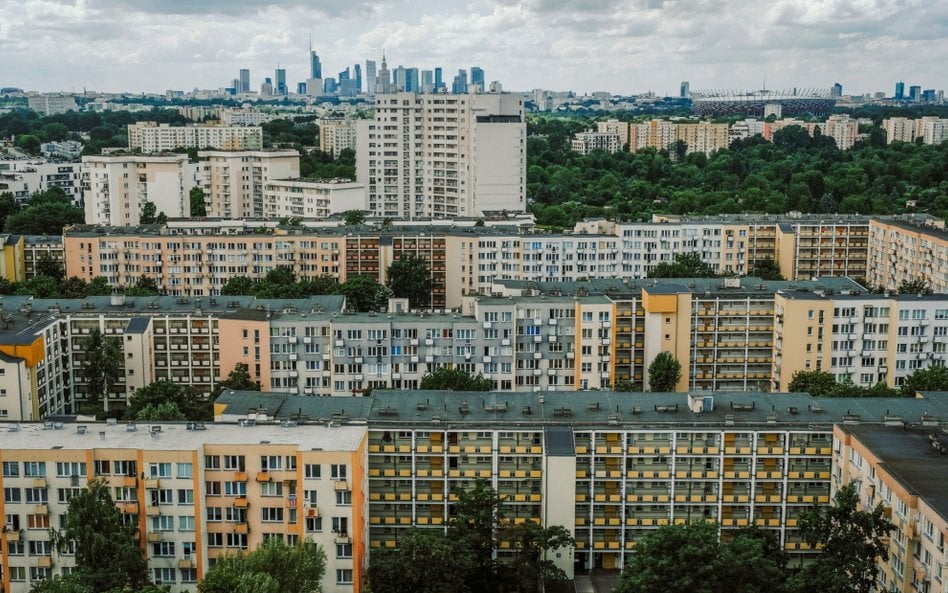 Warszawa już od pięciu lat realizuje program budowy wind w budynkach wielokondygnacyjnych należących