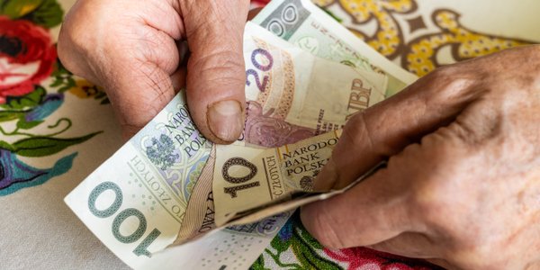 Seniorzy mogą odzyskać tysiące złotych. Rząd szykuje przeliczenie emerytur