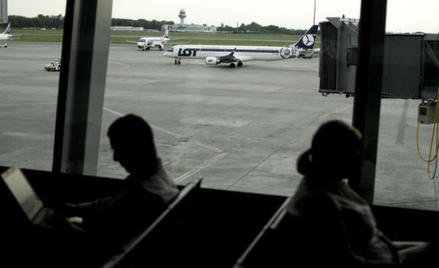 Na świecie najczęściej obowiązuje zasada, że infrastruktura lotnisk (m.in. pasy startowe) należy do 