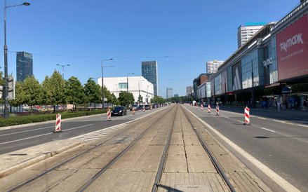 Pusta przestrzeń torowiska tramwajowego na Marszałkowskiej