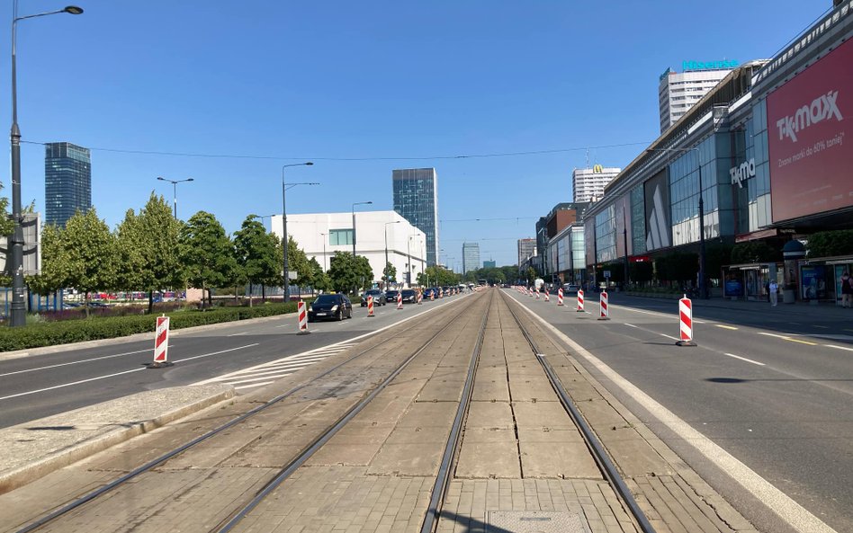 Pusta przestrzeń torowiska tramwajowego na Marszałkowskiej