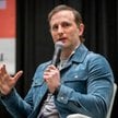 Joe Gebbia założył Airbnb z dwoma kolegami: Brianem Cheskym i Nate'em Blecharczykiem.