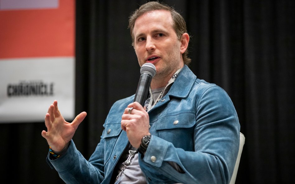 Joe Gebbia założył Airbnb z dwoma kolegami: Brianem Cheskym i Nate'em Blecharczykiem.