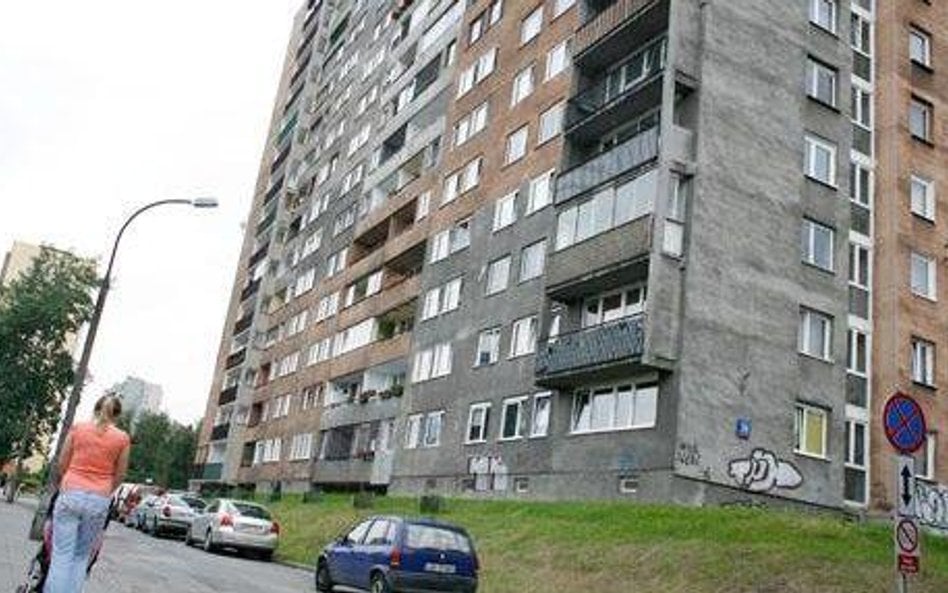 Tragedia w Łodzi. Dziecko wypadło z okna