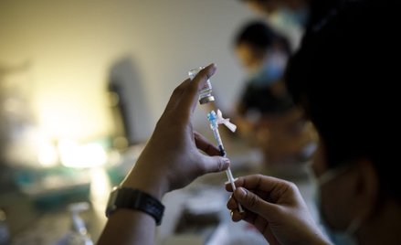 Szczepionka Moderny z wysoką skutecznością u nastolatków