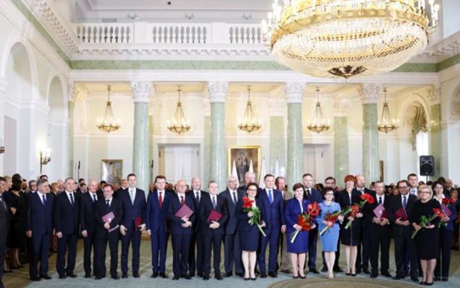 Rząd Beaty Szydło po zaprzysiężeniu przez prezydenta Andrzeja Dudę