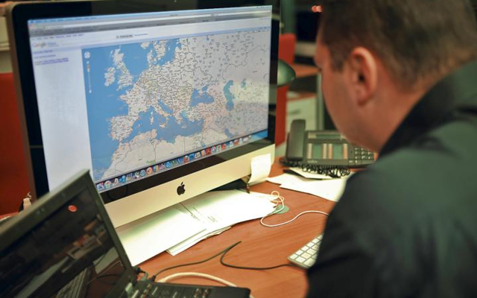 Polacy coraz mniej ufają sklepom internetowym