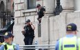 Policjanci przed Zamkiem Dublińskim w pierwszym dniu prezydencji Irlandii w Radzie Unii Europejskiej