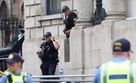 Policjanci przed Zamkiem Dublińskim w pierwszym dniu prezydencji Irlandii w Radzie Unii Europejskiej