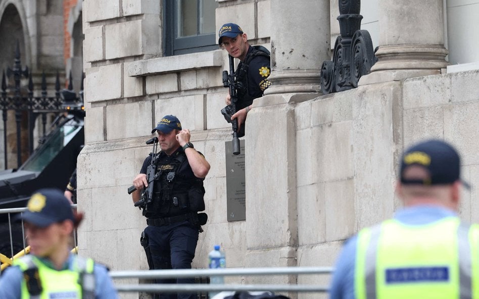 Policjanci przed Zamkiem Dublińskim w pierwszym dniu prezydencji Irlandii w Radzie Unii Europejskiej