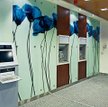 Niebieskie maki są typowym elementem wystroju placówek Allianz Banku