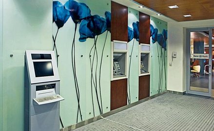 Niebieskie maki są typowym elementem wystroju placówek Allianz Banku