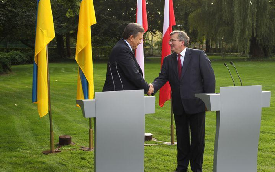 <Wiktor Janukowycz i Bronisław Komorowski podczas wspólnej konferencji prasowej