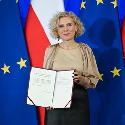 Zgodnie z założeniami koncepcji o tzw. sędziach dublerach, miejsce w TK zwolnione przez sędziego Mus