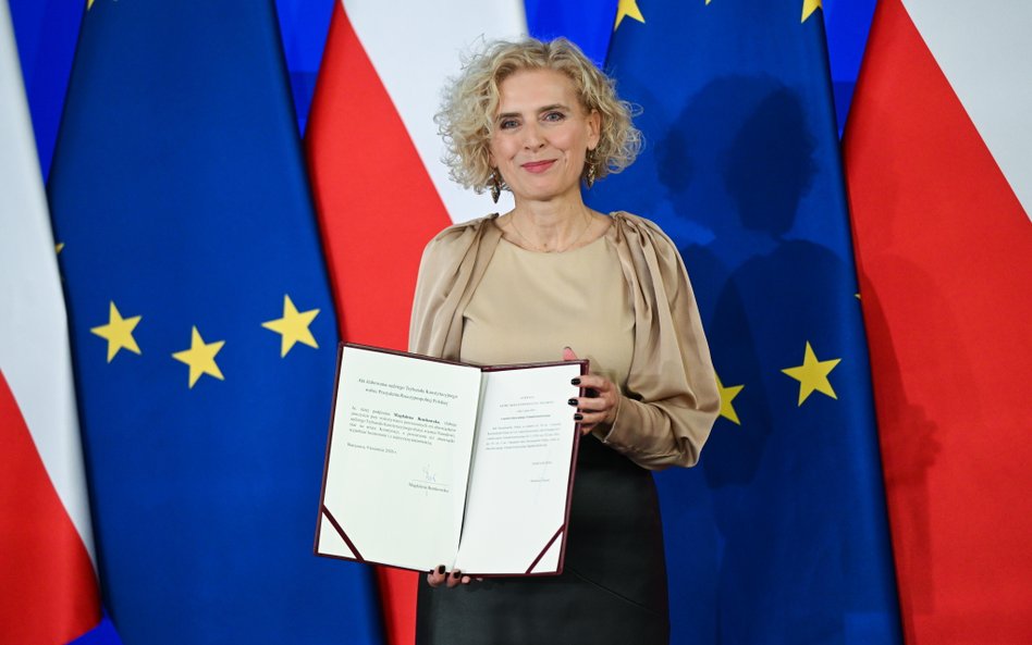 Zgodnie z założeniami koncepcji o tzw. sędziach dublerach, miejsce w TK zwolnione przez sędziego Mus