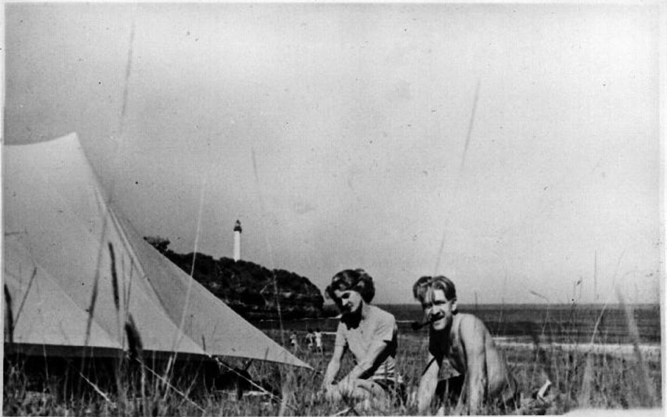 Francja 1947 Bobkowski podczas wyprawy z żoną. Opisy podobnych wędrówek znajdziemy w „Szkicach...”