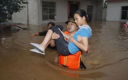 Chiny - powódź blokuje autostrady i tory
